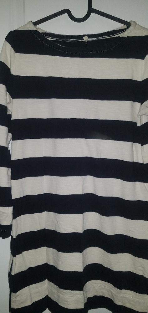 Dress zippers on lower sides/fits like a medium